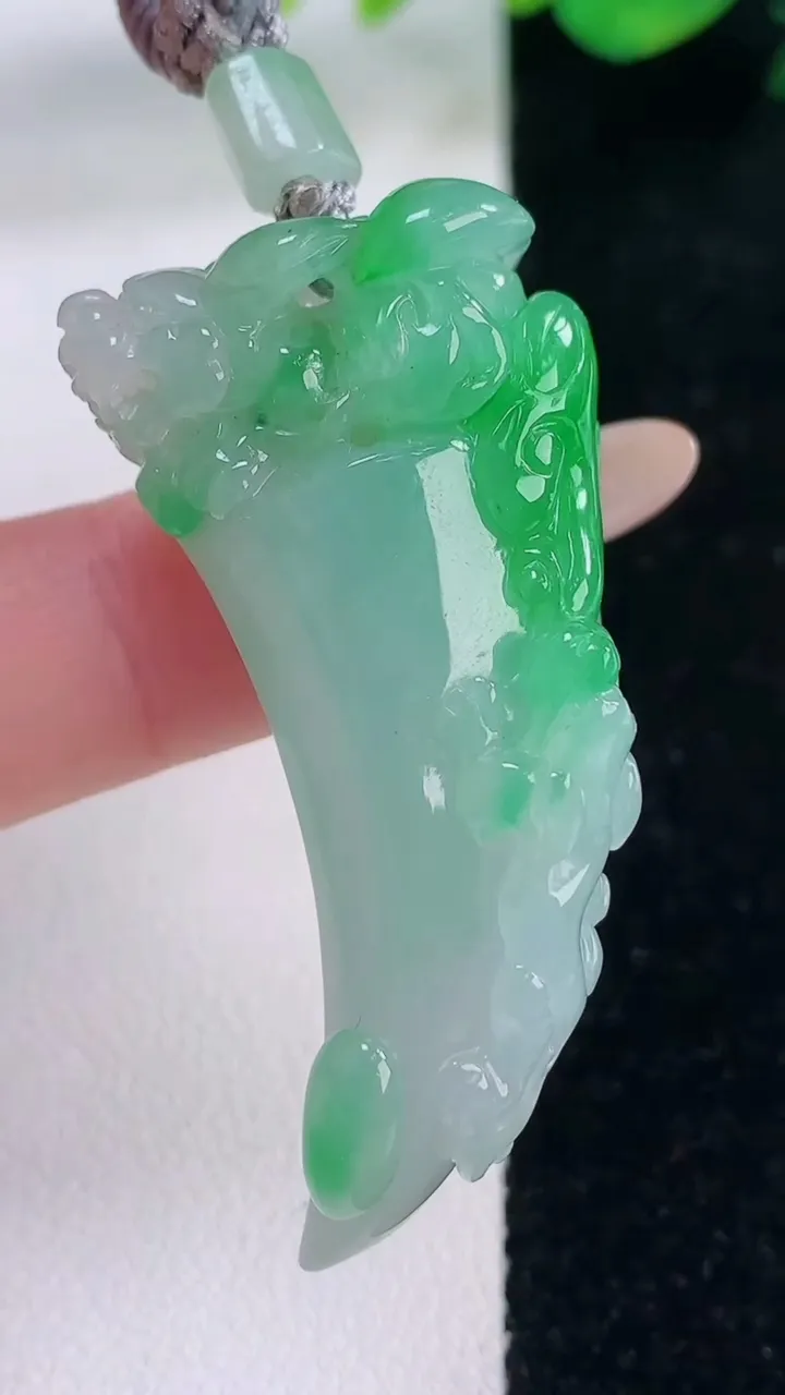 天然A货翡翠龙牙吊坠，尺寸44.6-20.7-12.6，重量:22.65g
12月2日