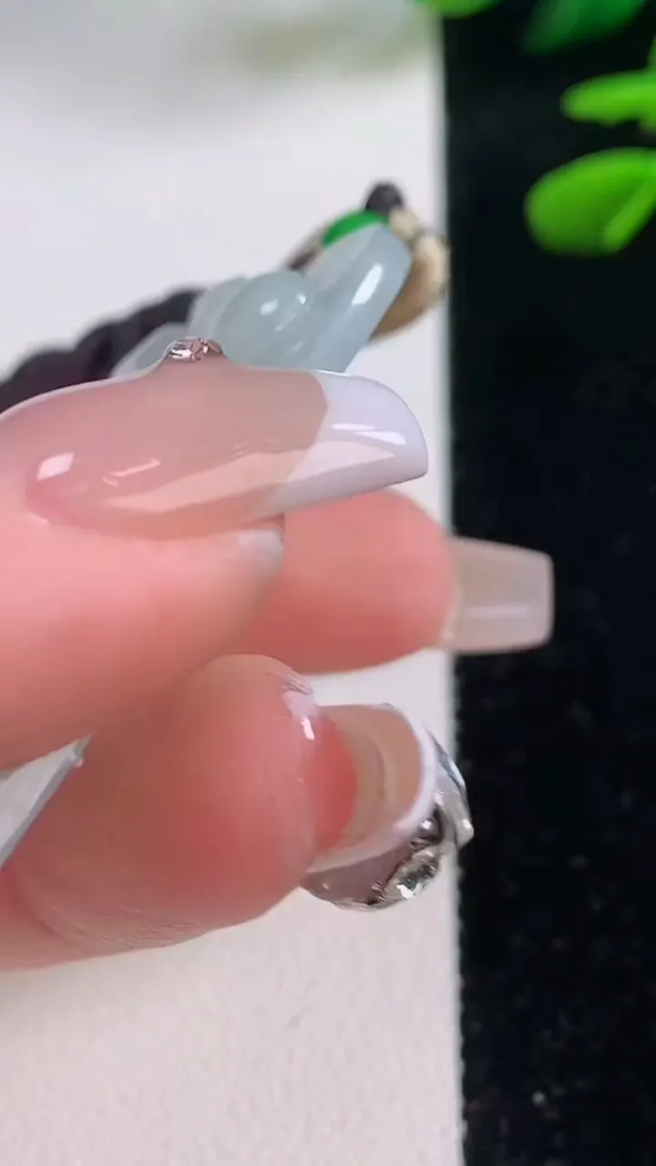 天然A货翡翠生肖鸡吊坠，尺寸51.8-30.7-7，重量:26.18g
12月2日