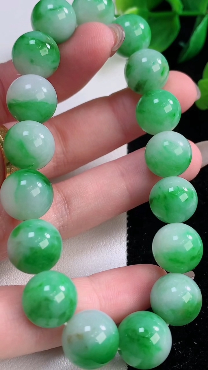 天然A货翡翠圆珠手串，尺寸11.8-17颗，重量:52.20g12月2日
工厂直销收藏佳品,种好水足，色泽均匀，有种有色，上手高大气！