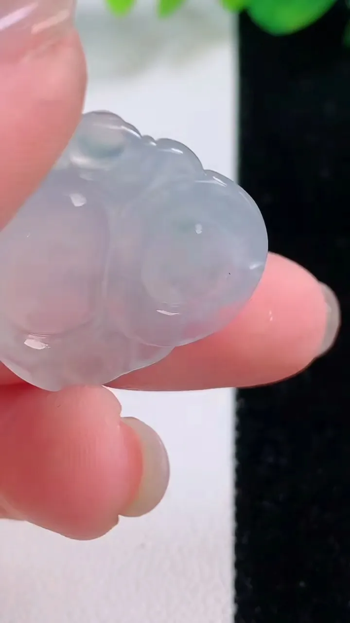 天然A货翡翠冰种飘花佛公吊坠，尺寸25-27.6-6，重量:6.60g
12月2日