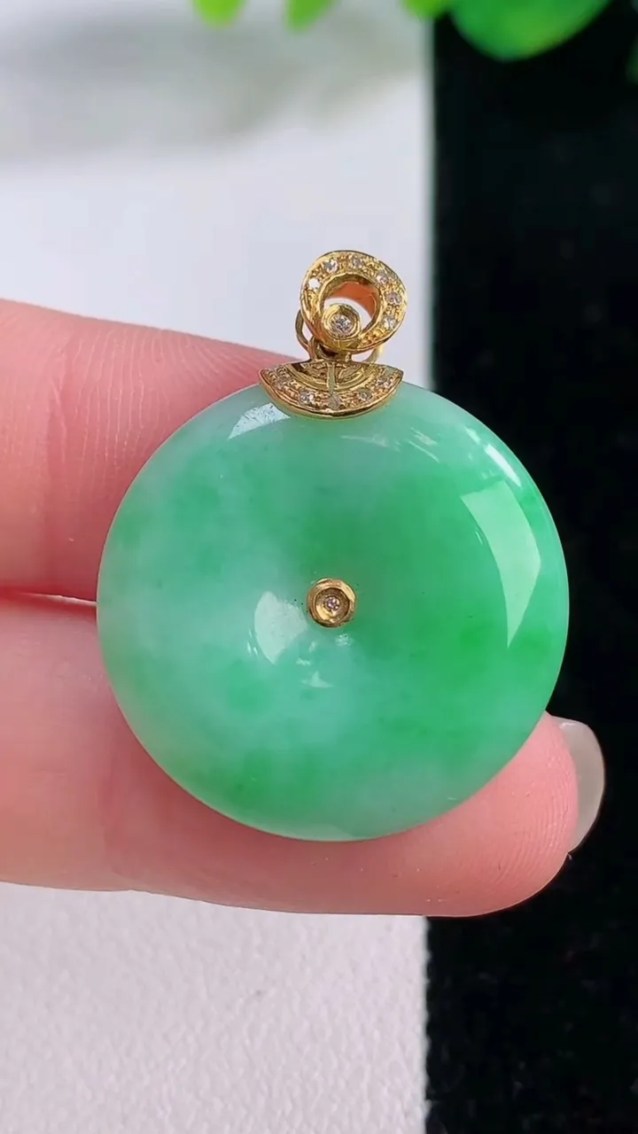 天然A货翡翠平安扣吊坠，尺寸23.8-5.2，重量:6.81g
12月2日