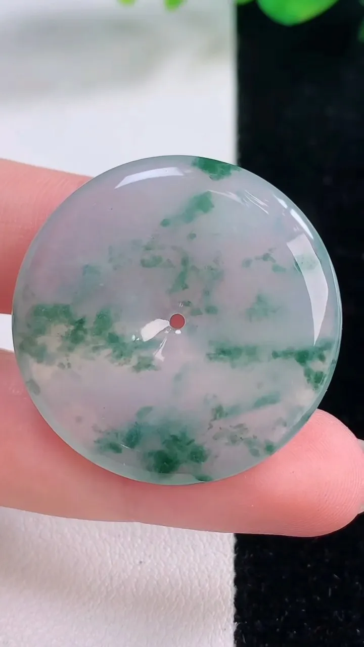 天然A货翡翠种飘花平安扣吊坠，尺寸32.4-4.7，重量:11.02g
12月2日