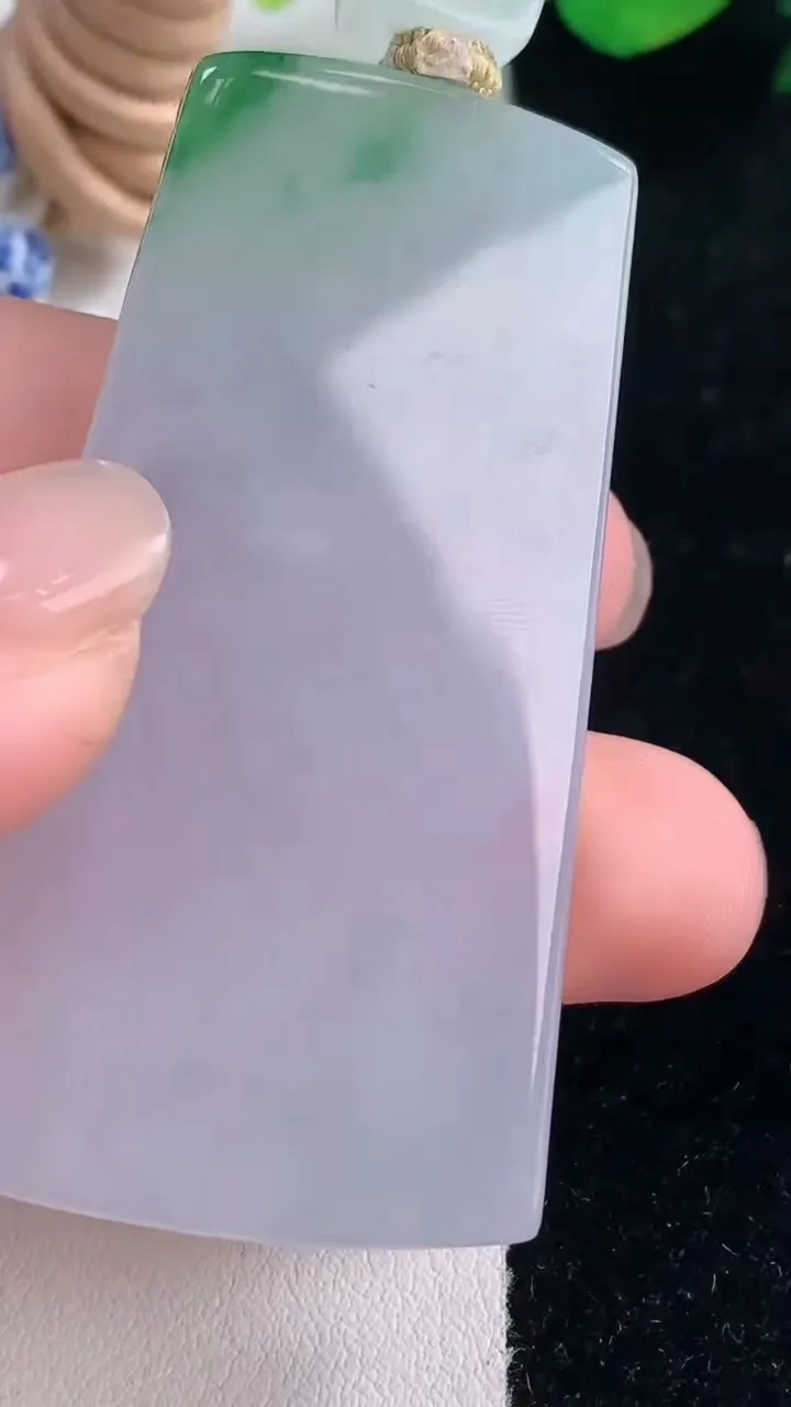 天然A货翡翠春带彩紫罗兰无事牌吊坠，尺寸56.5-31.2-6.3，重量:38.44g
12月2日