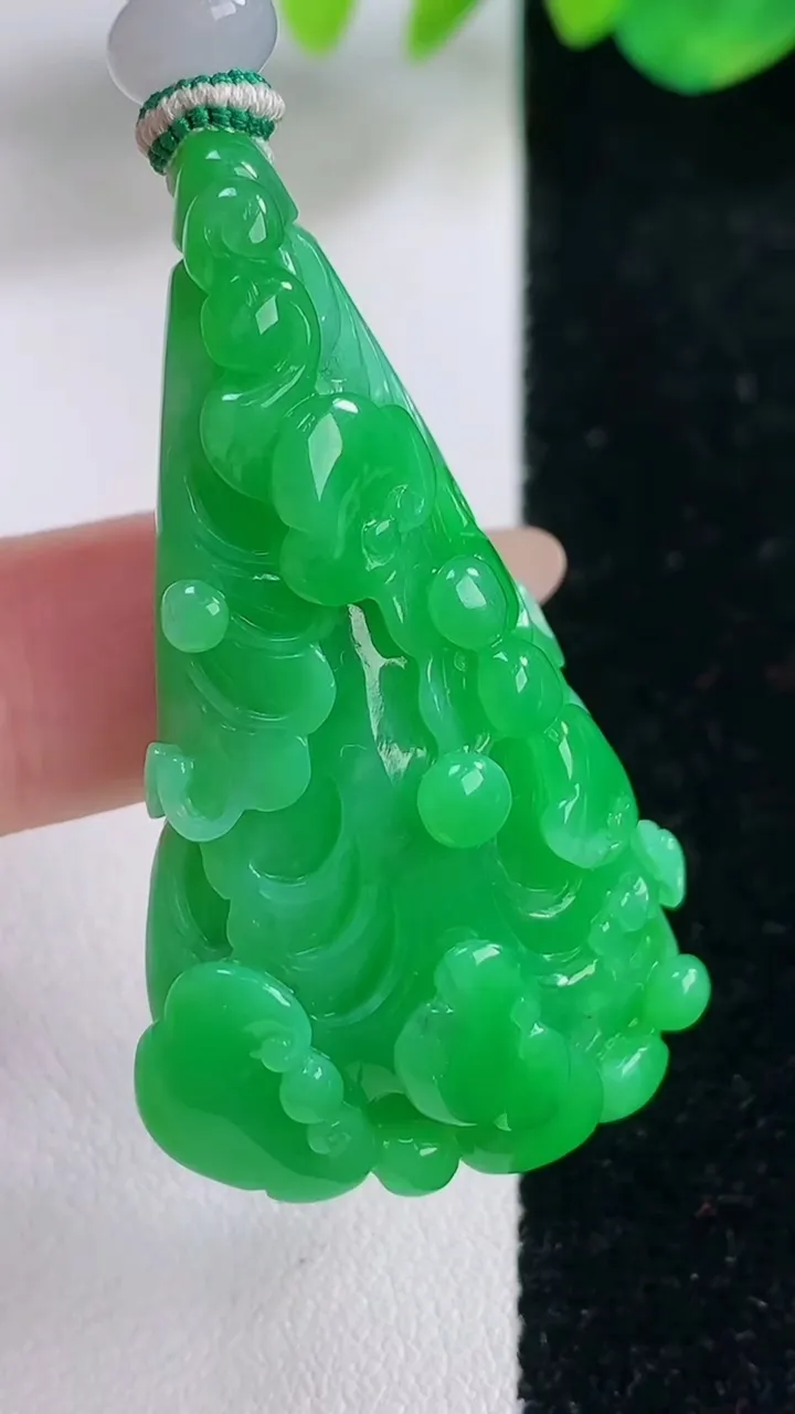 天然A货翡翠白菜吊坠，尺寸44.4-27.6-16.5，重量:27.91g
12月2日