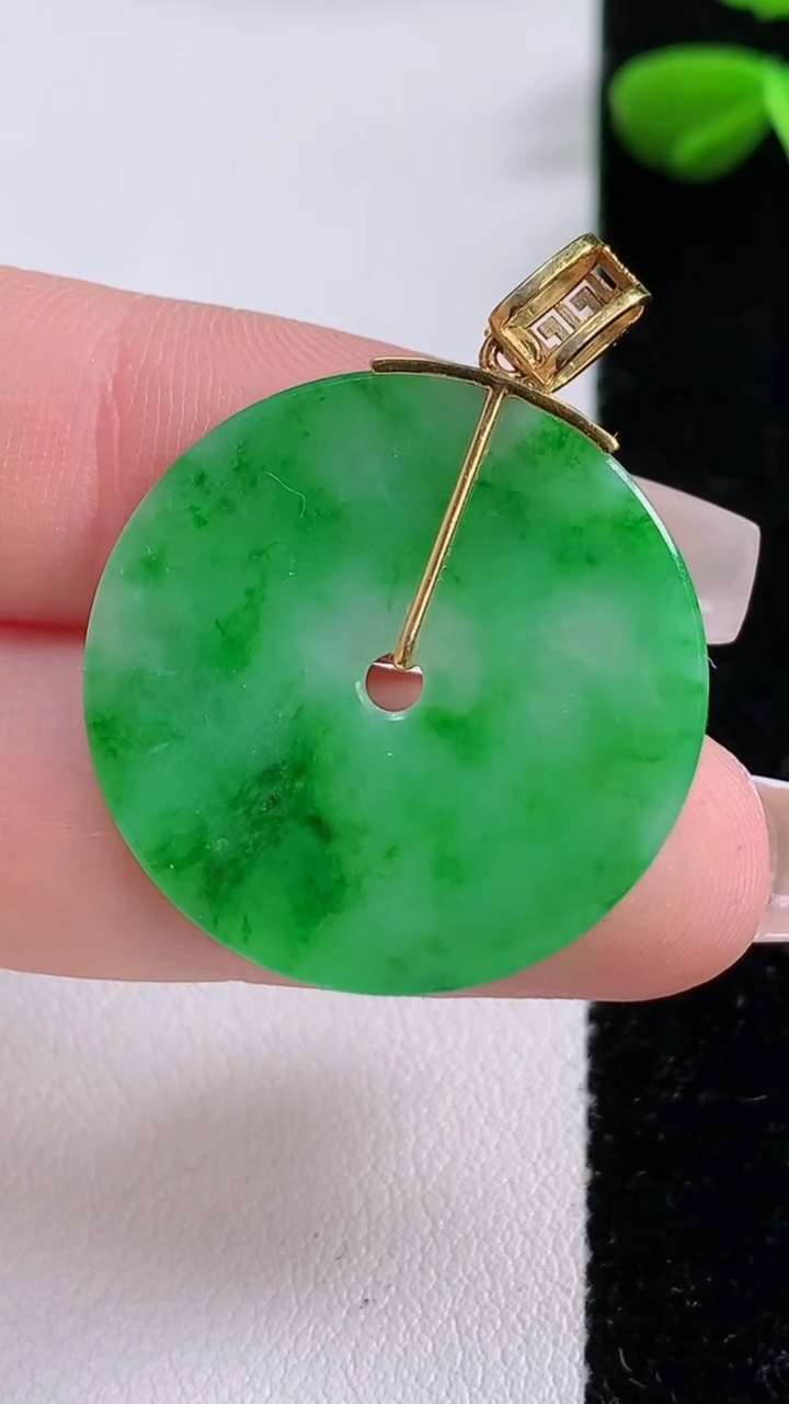天然A货翡翠平安扣吊坠，尺寸26.3-13，重:3.68g
12月2日