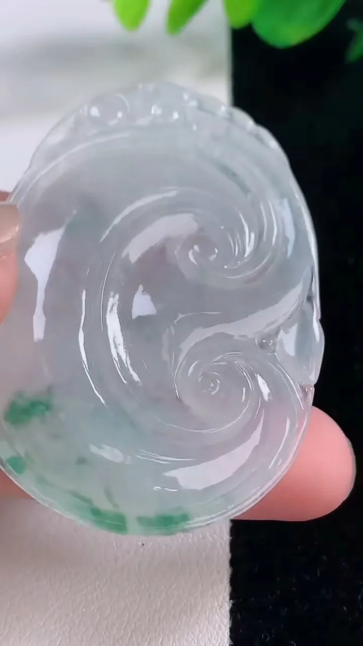 天然A货翡翠冰种飘花如意吊坠，尺寸56-39.6-5.3，重量:20.70g
12月2日