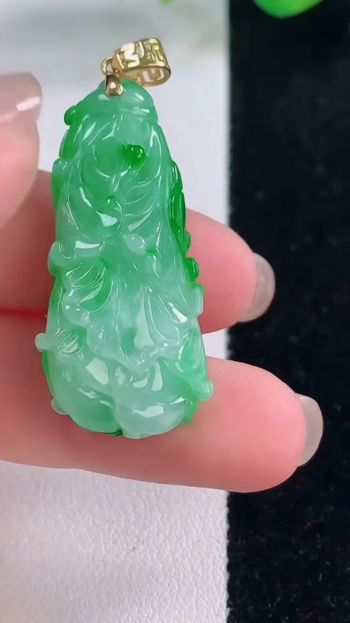 天然A货翡翠白菜吊坠，尺寸36.2-16-8，重量:8.12g
12月2日