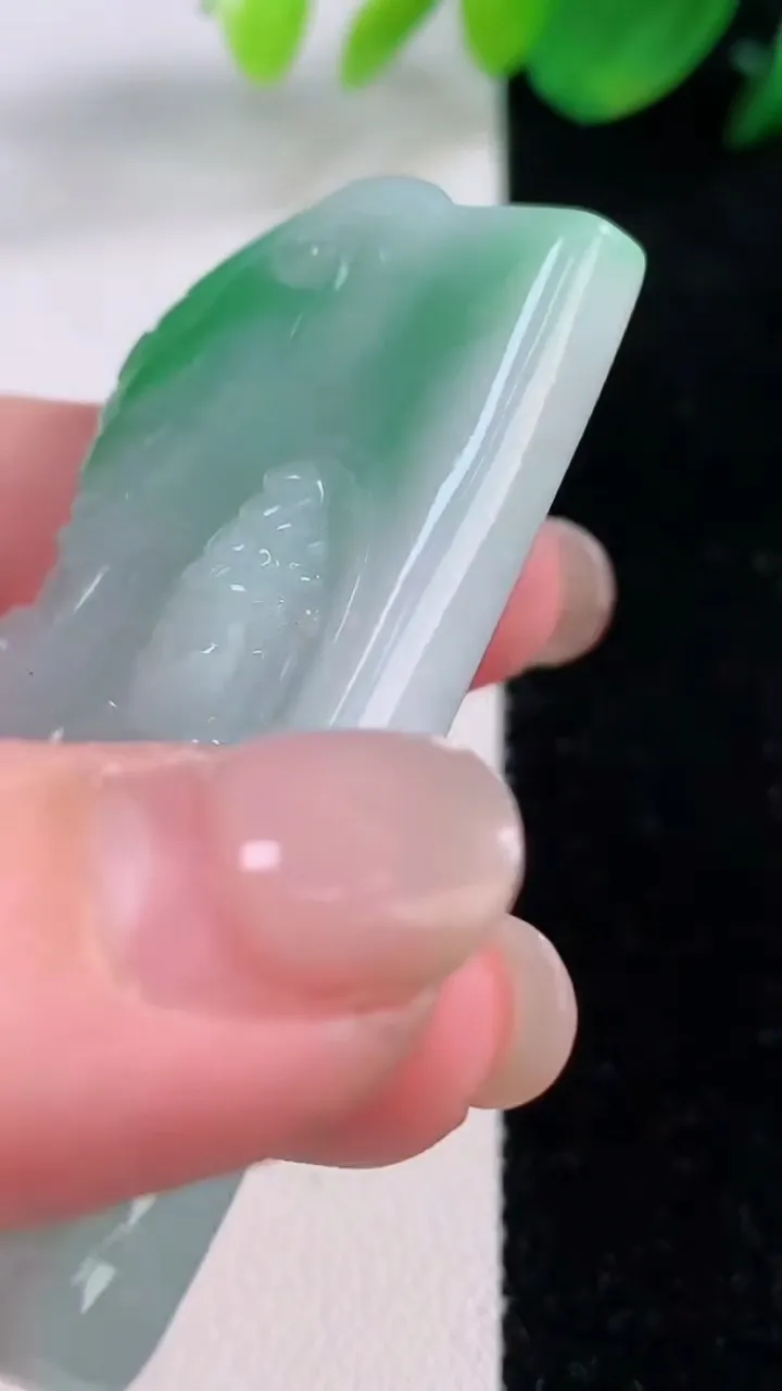 天然A货翡翠普贤菩萨吊坠，尺寸56.8-30.3-8.6，重量:34.00g
12月2日