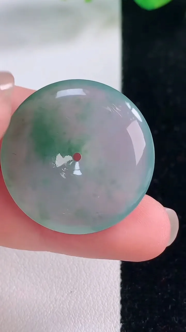 天然A货翡翠冰种飘花平安扣吊坠，尺寸28.4-5.4，重量:9.43g
12月2日