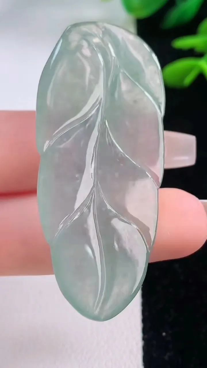 天然A货翡翠金枝玉叶 叶子吊坠，尺寸53.2-23-5.4，重量:12.46g
12月2日