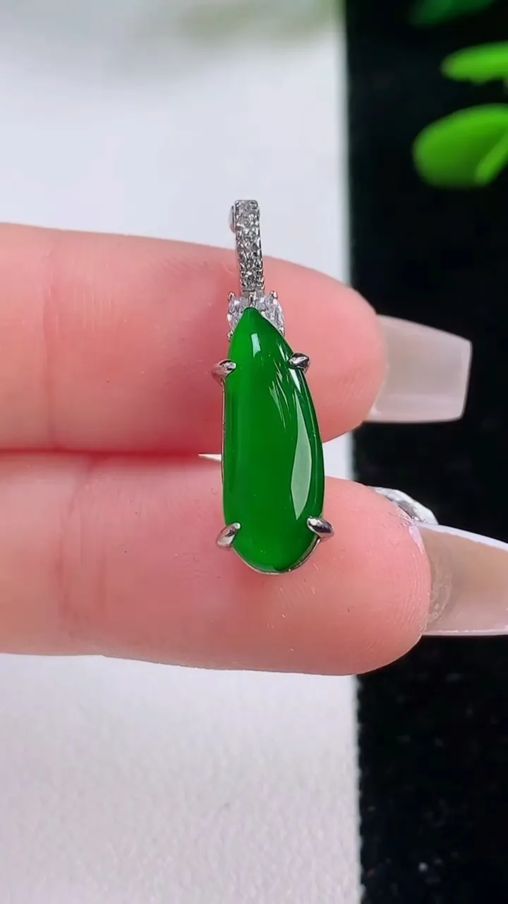 天然A货翡翠福瓜吊坠，尺寸16.7-7.3-6.8，重量:1.72g
12月2日