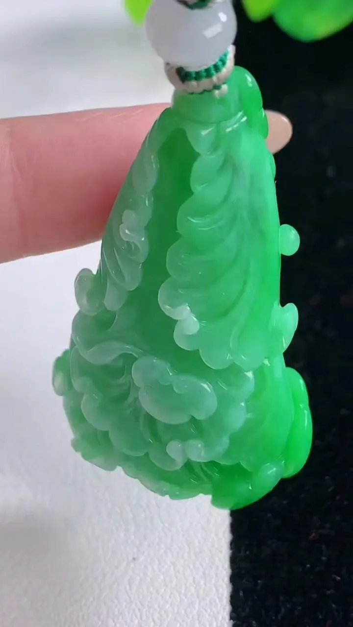 天然A货翡翠白菜吊坠，尺寸44.4-27.6-16.5，重量:27.91g
12月2日