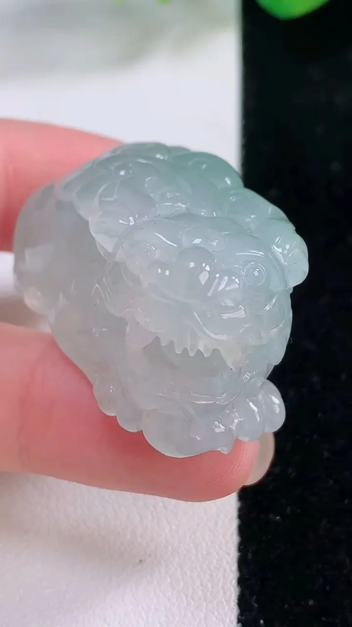 天然A货翡翠冰种飘花貔貅吊坠，尺寸37.4-20-21.2，重量:35.68g
12月2日