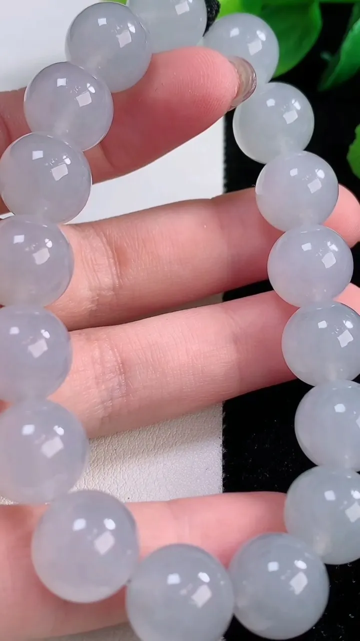 天然A货翡翠种白冰圆珠手串，尺寸12-17颗，重量:53.57g12月2日
工厂直销收藏佳品,种好水足，色泽均匀，有种有色，上手高大气！