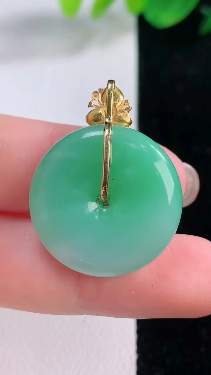 天然A货翡翠平安扣吊坠，尺寸23.4-6，重量:8.07g
12月2日