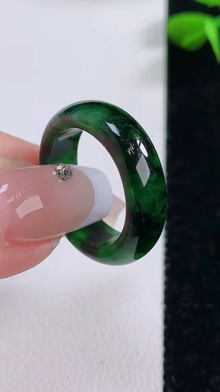 天然A货翡翠指环戒指，尺寸17.2-6.3-3.8，重:3.87g2025年12月2日
工厂直销收藏