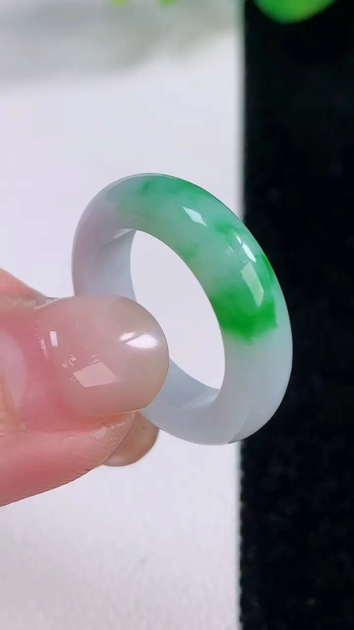 天然A货翡翠指环戒指，尺寸16.5-5.2-3.4，重量:3.85g2025年12月2日
工厂直销收
