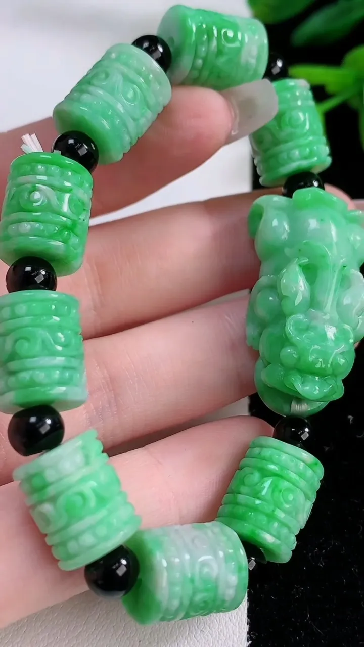 天然A货翡翠路路通手串，尺寸12.7-10.5，重:40.03g12月2日
工厂直销收藏佳品,种好水