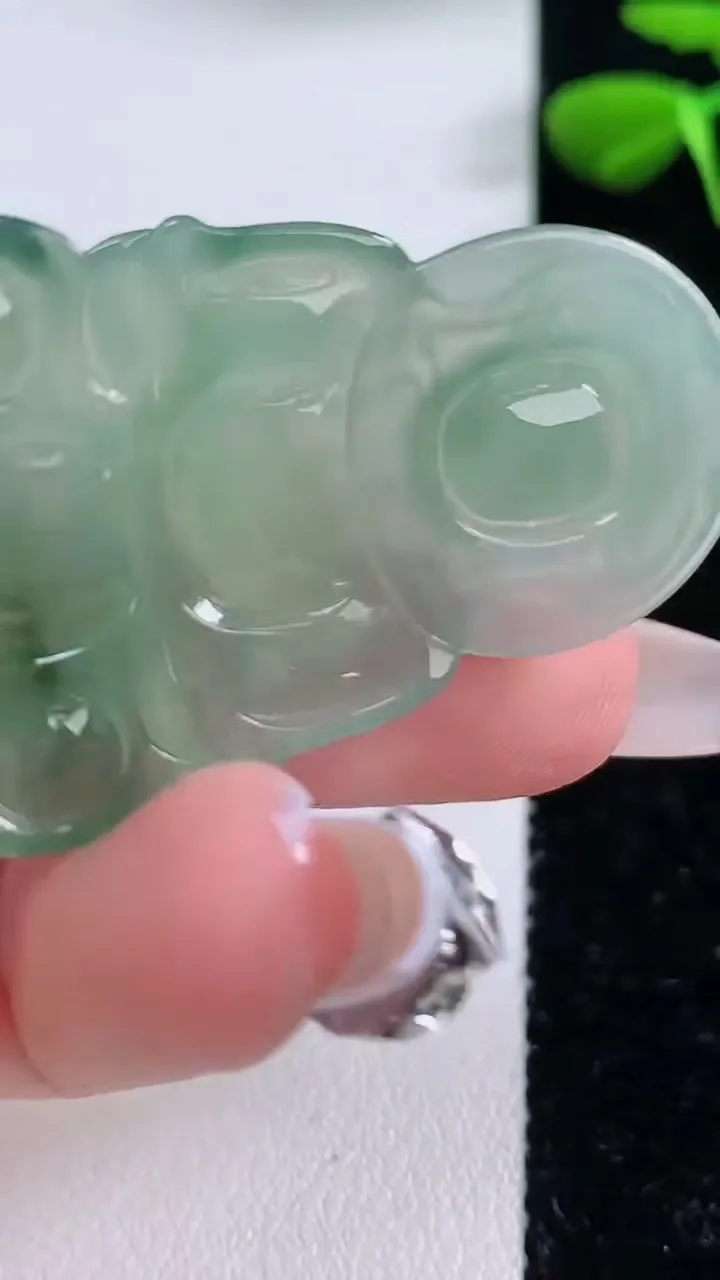 天然A货翡翠观音菩萨吊坠，尺寸45.5-28-4.2，重:9.77g
12月2日