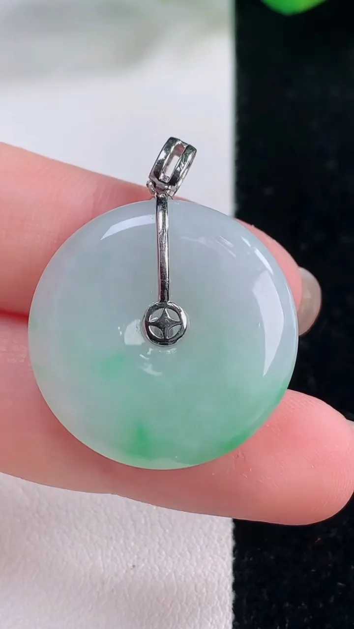 天然A货翡翠平安扣吊坠，尺寸25-5.9，重量:8.71g
12月2日