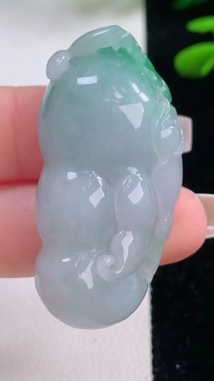 天然A货翡翠白菜吊坠，尺寸46.8-22.6-12，重量:20.13g
12月2日