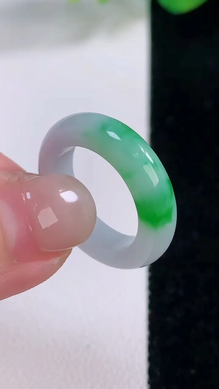 天然A货翡翠指环戒指，尺寸16.5-5.2-3.4，重量:3.85g2025年12月2日
工厂直销收