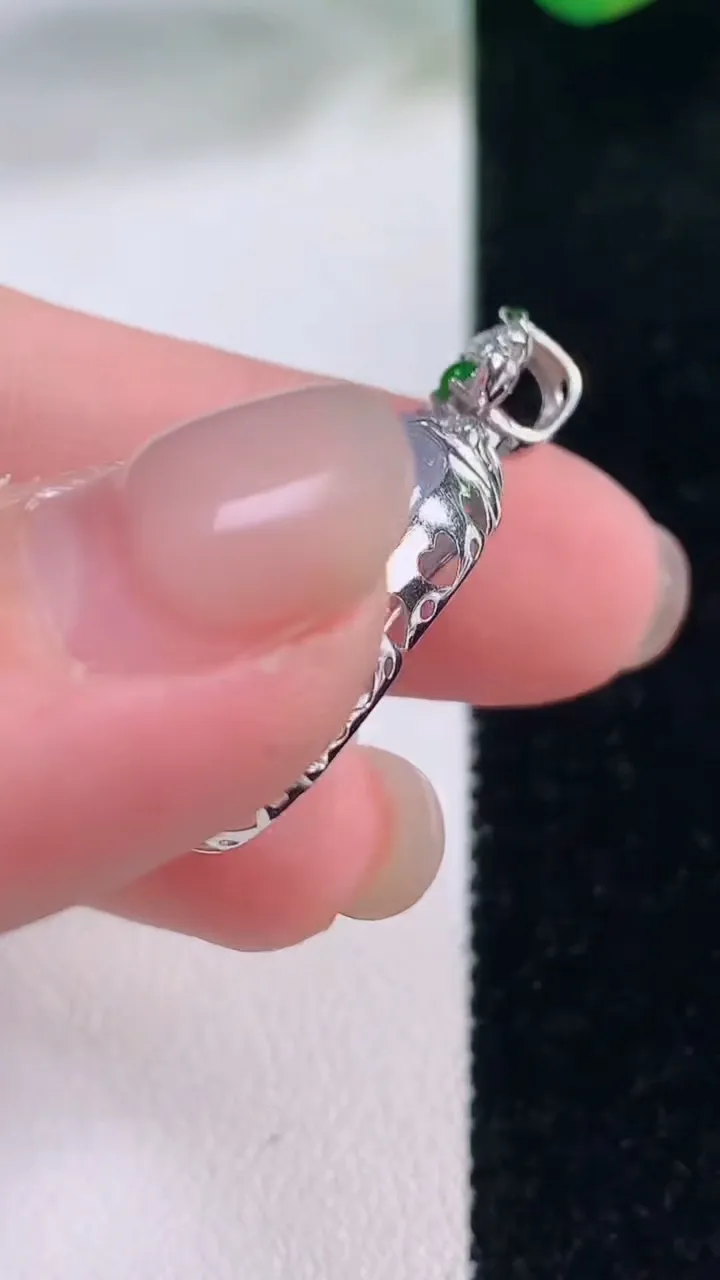 天然A货翡翠18K金紫罗兰葫芦吊坠，尺寸30.6-22.2-15.8-10.2，重量:9.10g
12月2日