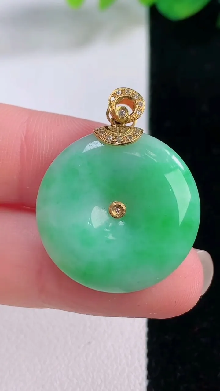 天然A货翡翠平安扣吊坠，尺寸23.8-5.2，重量:6.81g
12月2日