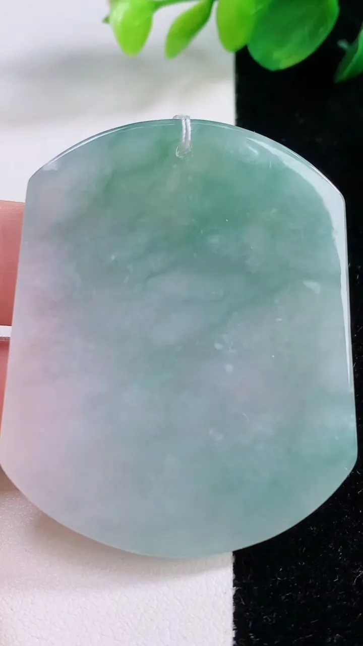 天然A货翡翠生肖鸡吊坠，尺寸55-45.6-5.8，重量:31.64g
12月2日