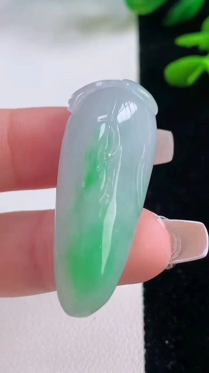 天然A货翡翠福瓜吊坠，尺寸42.4-16.6-11，重量:12.05g
12月2日