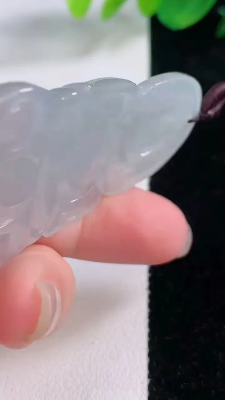 天然A货翡翠观音菩萨吊坠，尺寸57.2-34.6-5.6，重量:20.38g
12月2日