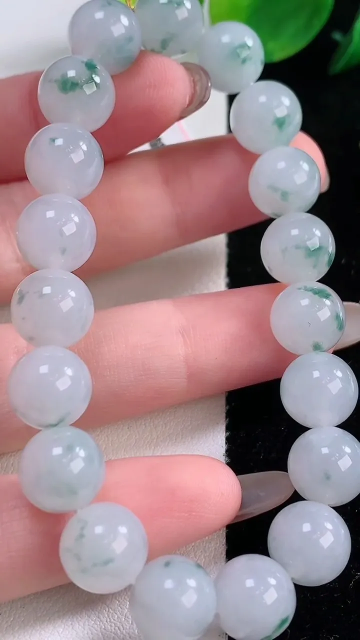 天然A货翡翠种飘花圆珠手串，尺寸10-19颗，重量:32.59g12月2日
工厂直销收藏佳品,种好水足，色泽均匀，有种有色，上手高大气！