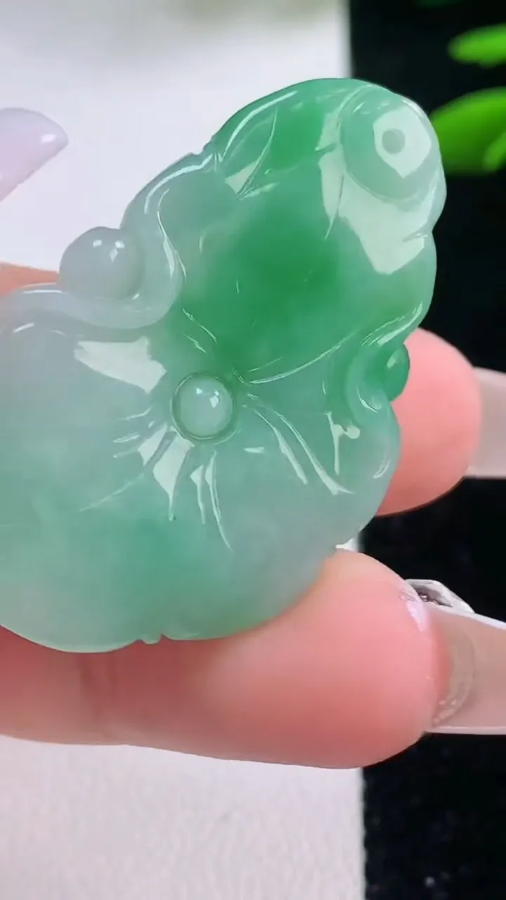 天然A货翡翠年年有余吊坠，尺寸40.5-25-5.7，重量:11.52g
12月2日