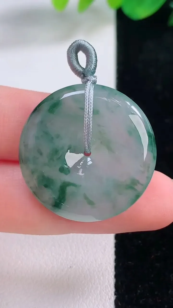 天然A货翡翠冰种飘花平安扣吊坠，尺寸27.8-5.3，重量:8.91g
12月2日