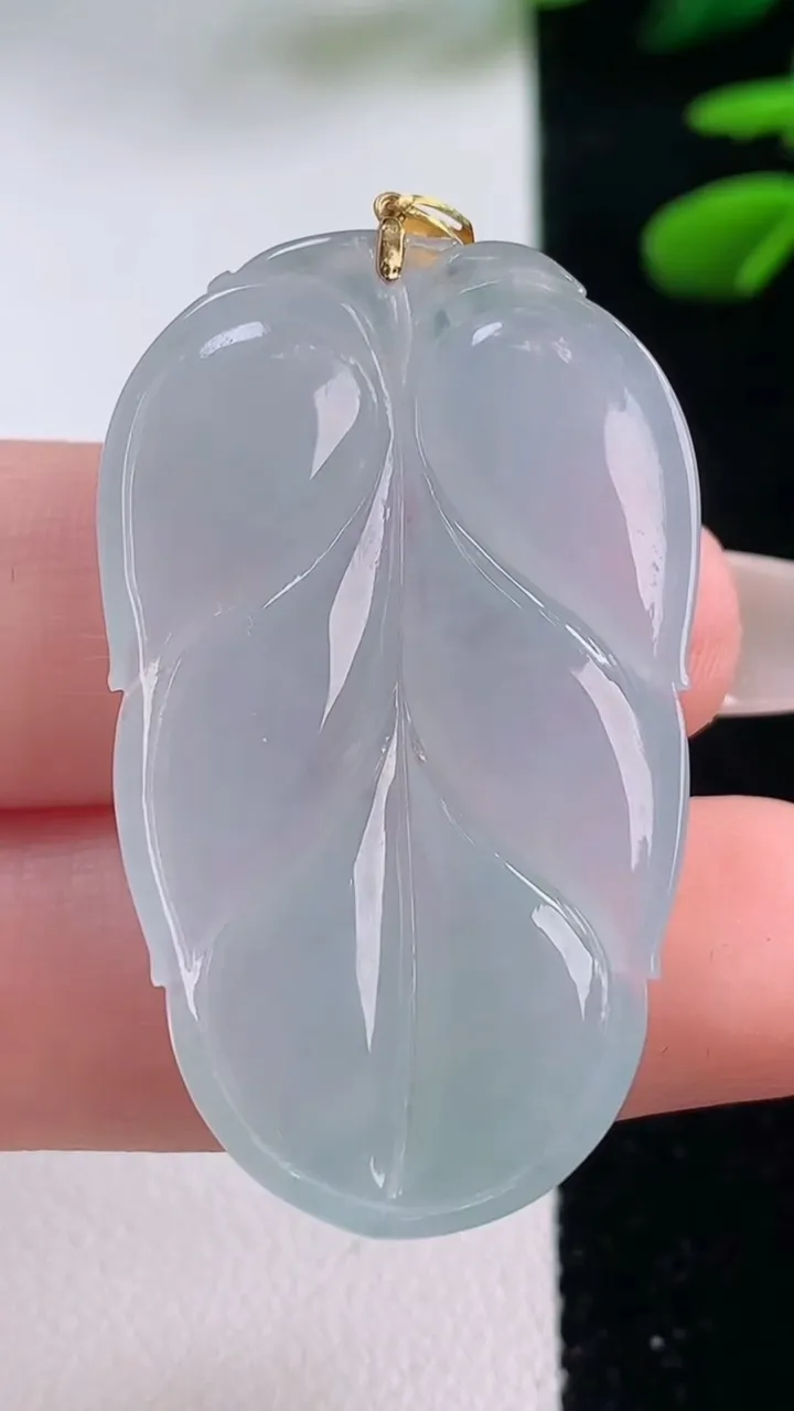 天然A货翡翠金枝玉叶 叶子吊坠，尺寸40.4-24-4.6，重量:9.86g
12月2日