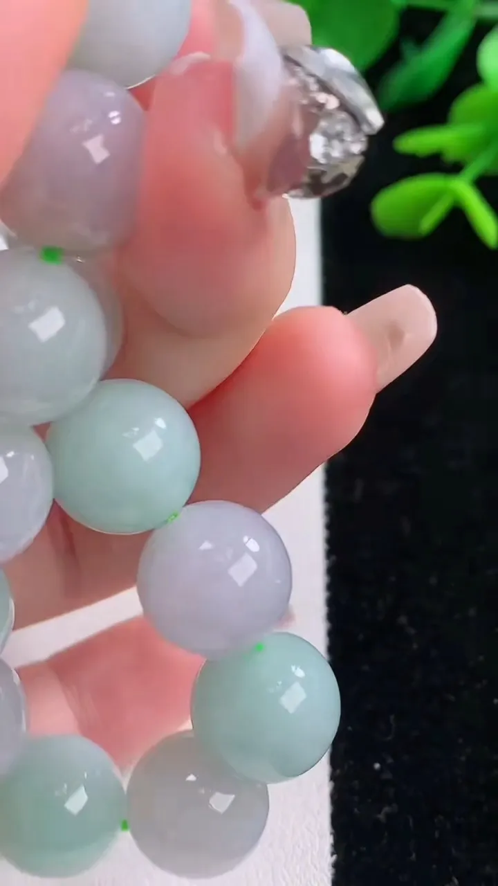 天然A货翡翠圆珠手串，尺寸12.5-16颗，重量:56.83g12月2日
工厂直销收藏佳品,种好水足，色泽均匀，有种有色，上手高大气！