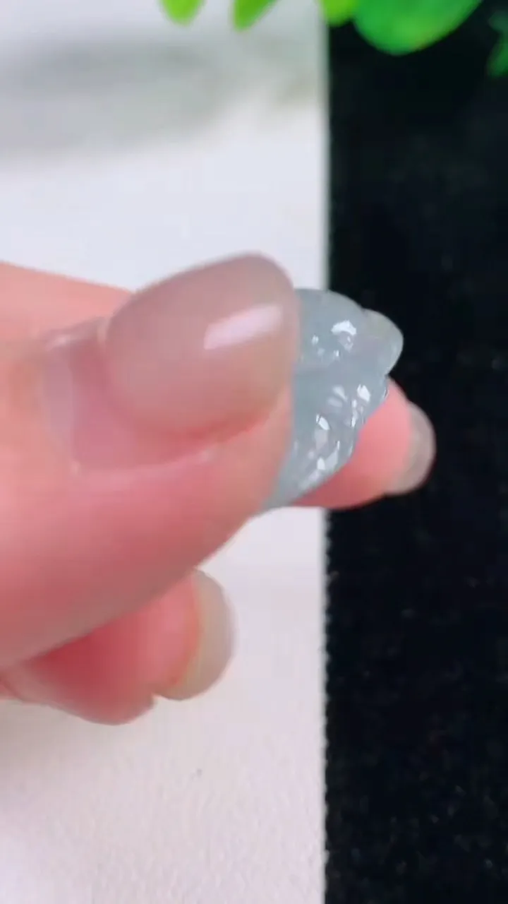 天然A货翡翠佛公吊坠，尺寸33.4-36.7-6.2，重量:11.28g
12月2日