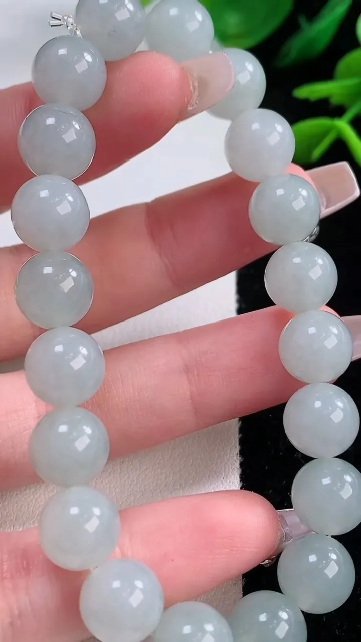 天然A货翡翠圆珠手串，尺寸9.7-20颗，重量:31.85g12月2日
工厂直销收藏佳品,种好水足，色泽均匀，有种有色，上手高大气！