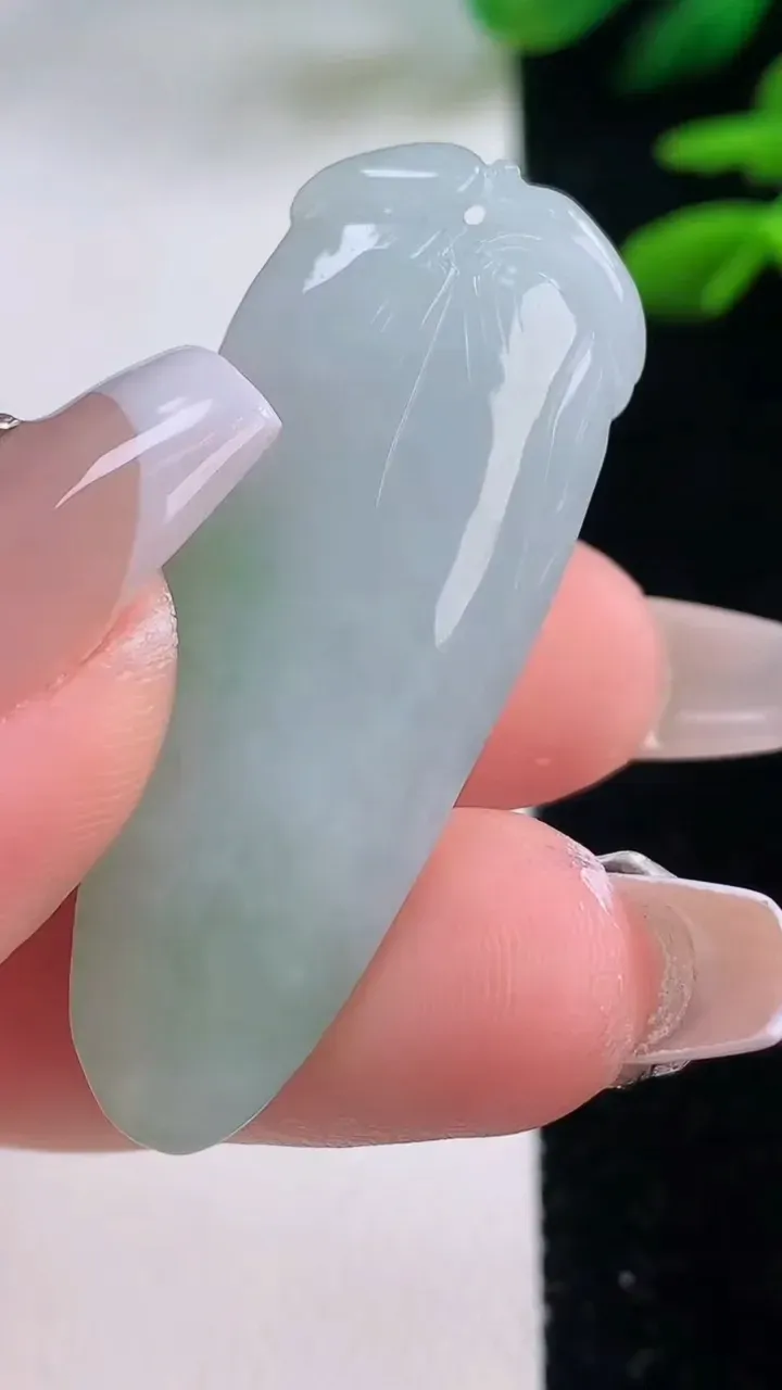 天然A货翡翠福瓜吊坠，尺寸42.4-16.6-11，重量:12.05g
12月2日