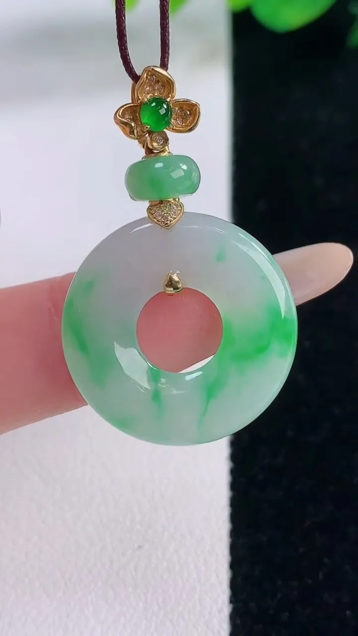 天然A货翡翠平安环吊坠，尺寸22.2-3.7，重量:5.05g
12月2日