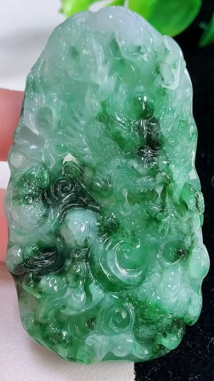 天然A货翡翠龙牌吊坠，尺寸73.7-41.3-11.6，重量:62.83g
12月2日