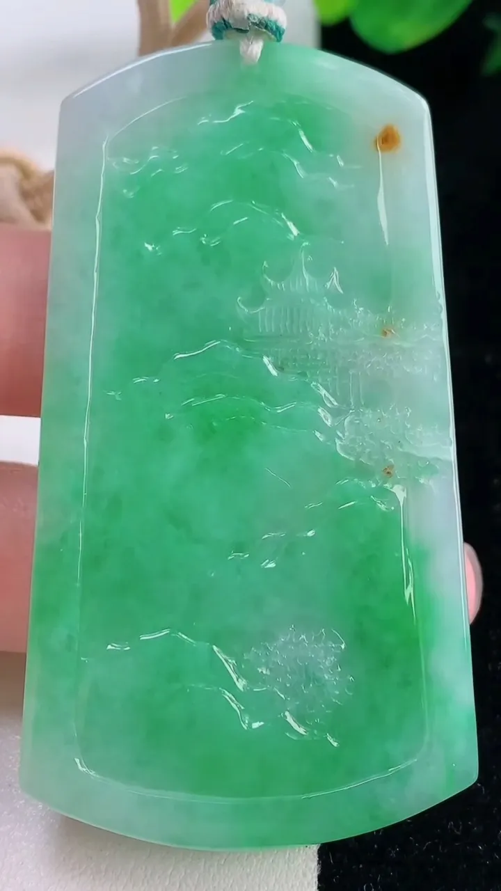天然A货翡翠山水牌吊坠，尺寸65.2-36-5，重量:33.92g
12月2日