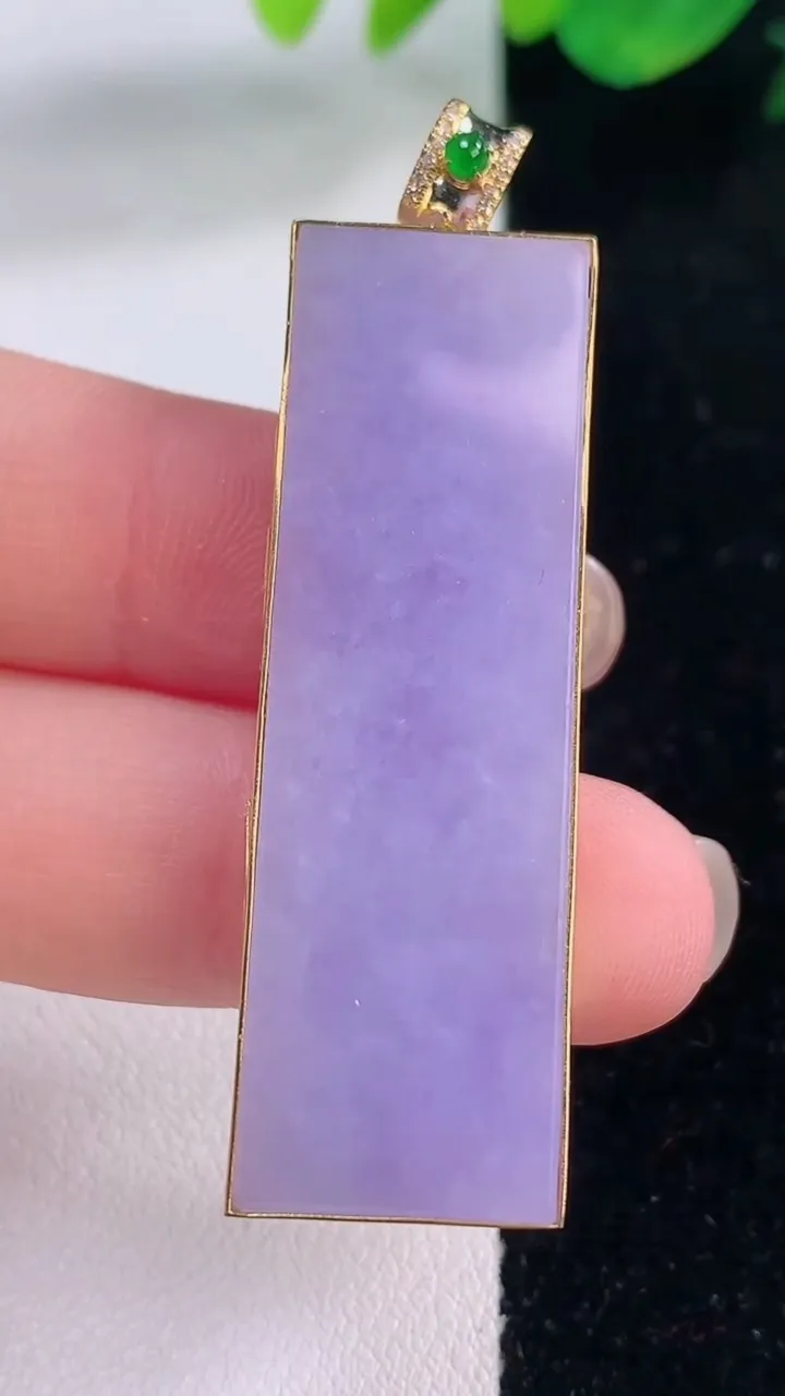 天然A货翡翠18K金紫罗兰无事牌吊坠，尺寸46.3-14.5-6.4，重量:15.04g
12月2日