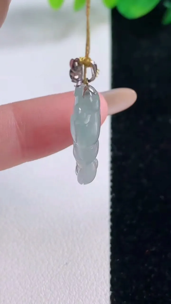 天然A货翡翠小熊吊坠，尺寸29.3-11.5-5.8，重量:3.11g
12月2日