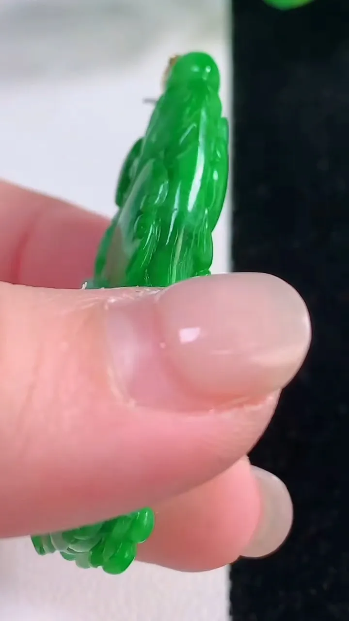 天然A货翡翠白菜吊坠，尺寸49.8-21.6-8，重量:15.67g
12月2日