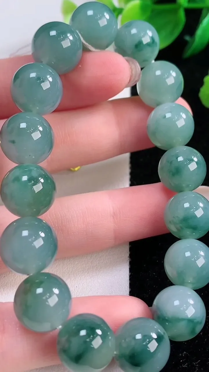 天然A货翡翠种飘花圆珠手串，尺寸12-16颗，重量:49.70g12月2日
工厂直销收藏佳品,种好水足，色泽均匀，有种有色，上手高大气！