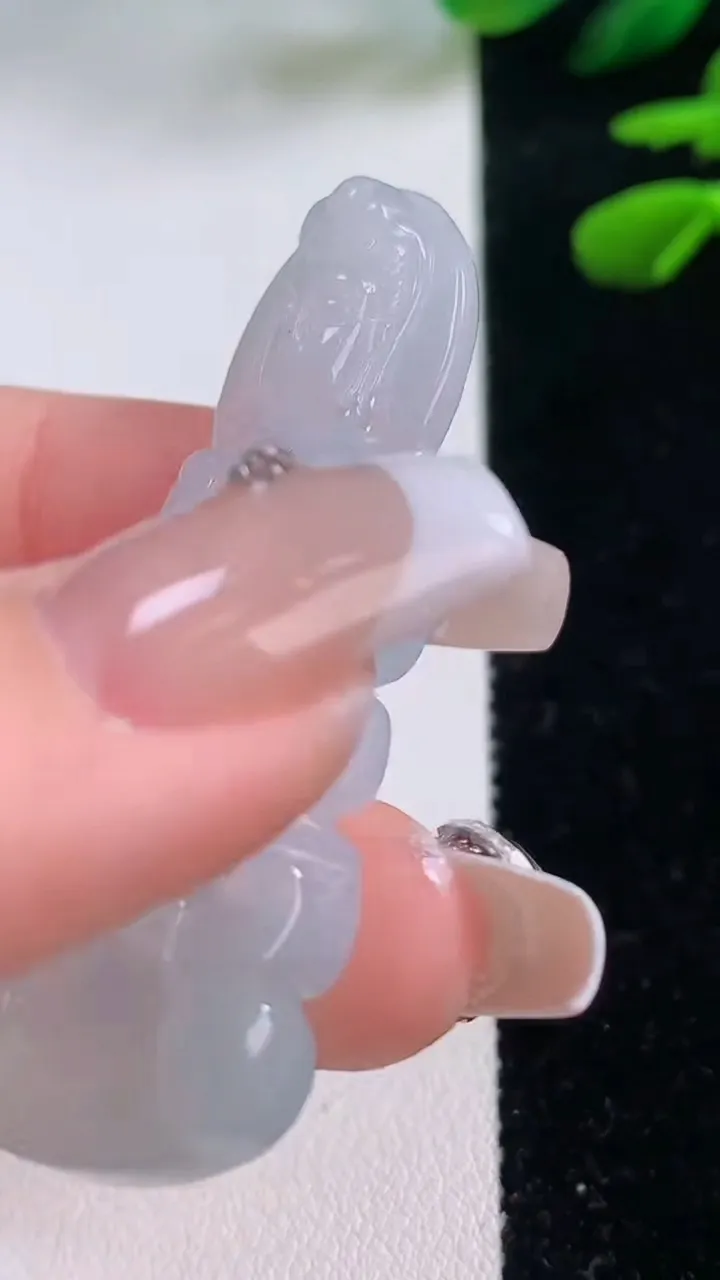 天然A货翡翠冰种飘花观音菩萨吊坠，尺寸53-21-5.7，重量:12.50g
12月2日