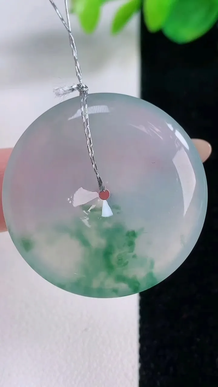 天然A货翡翠种飘花平安扣吊坠，尺寸32-6.2，重量:13.20g
12月2日