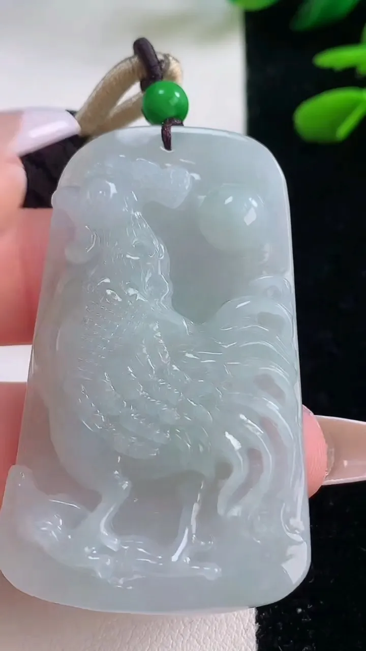 天然A货翡翠生肖鸡吊坠，尺寸51.8-30.7-7，重量:26.18g
12月2日