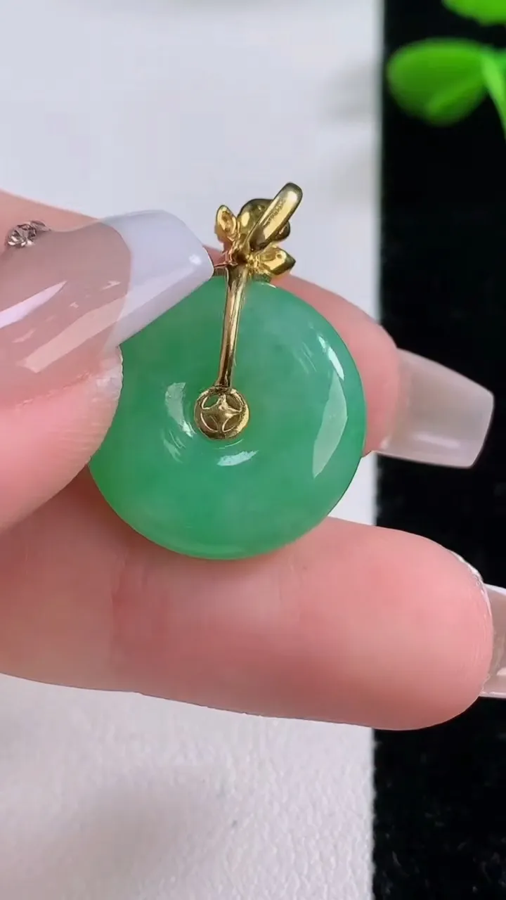 天然A货翡翠平安扣吊坠，尺寸18.6-5.4，重:4.74g
12月2日